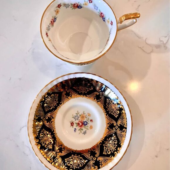 Vintage warranted Paragon “Pembroke” black floral teacup 👑 - Picture 2 of 6